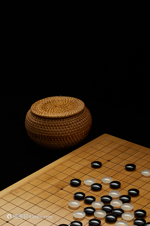 圍棋盤上的黑白棋子