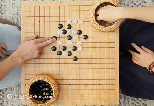 兩個人在圍棋對弈
