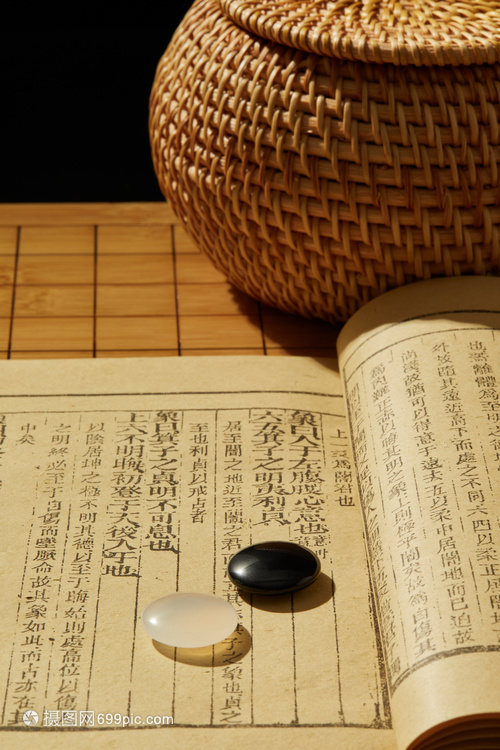 圍棋棋盤上的棋子和書